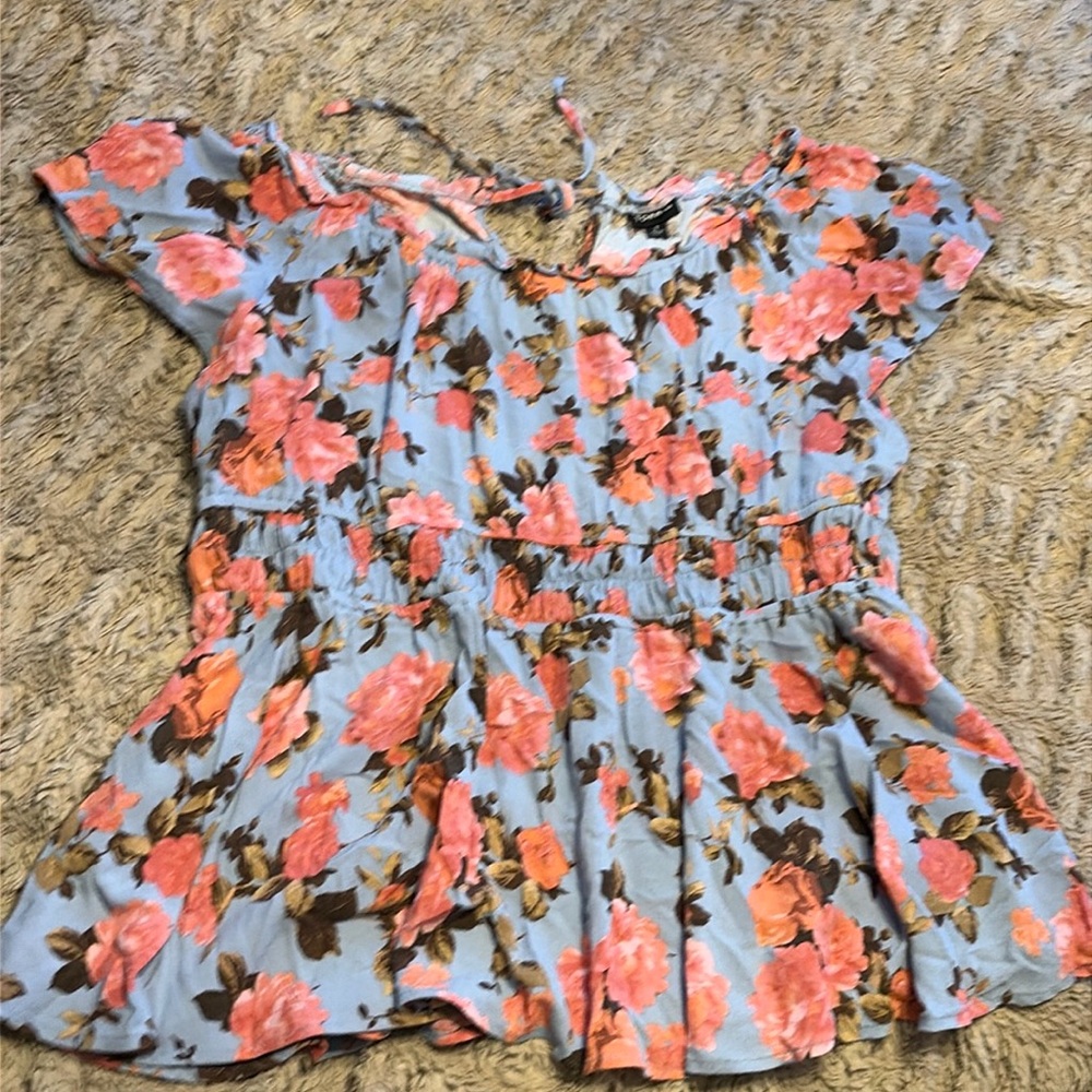 Torrid Size 1/XL flowy keyhole back floral top